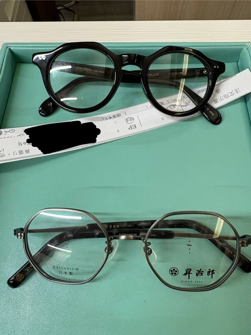 眼鏡の置かれたトレー。眼鏡が二つ置かれている。