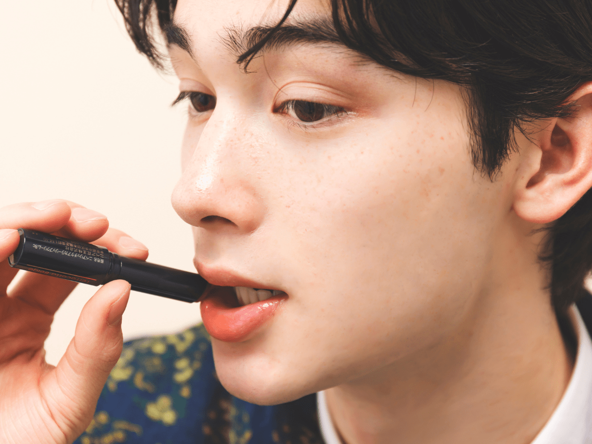 STEP① 唇の内側に、横方向へワンストロークのイメージ画像