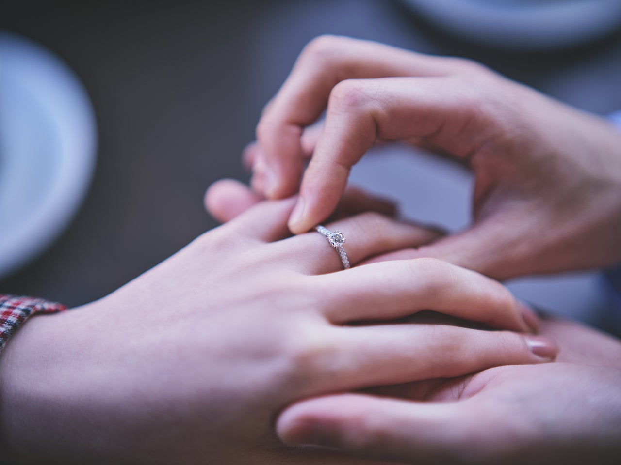 「婚約指輪」の失敗しない選び方と基本知識を深掘り！ 結婚指輪との違い、予算感、探し方や贈り方、プロポーズ...専門家がレクチャー！