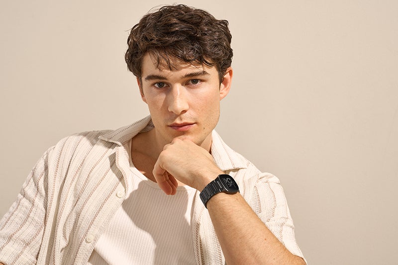 SKAGEN(スカーゲン)の新作腕時計「メレムデジタル」を着用する男性モデル