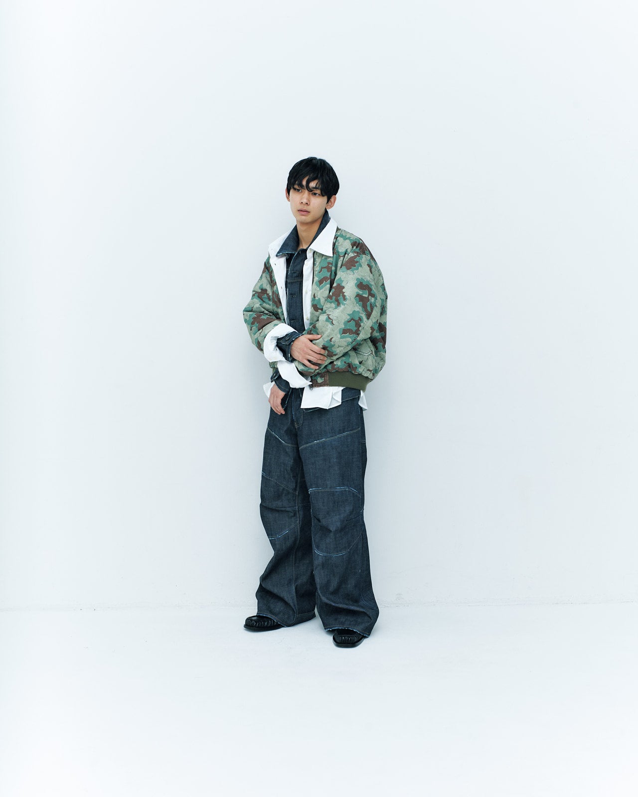 松井大奈が着用するジースター ロゥ・リサーチのレイヤードジャケット、デニムジャケット、ジーンズ