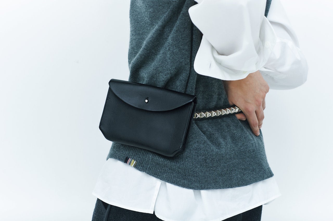 松井大奈が着用するングスレー ウォルターズ スタジオ&times;ゴダール ハバダッシェリーのバッグ