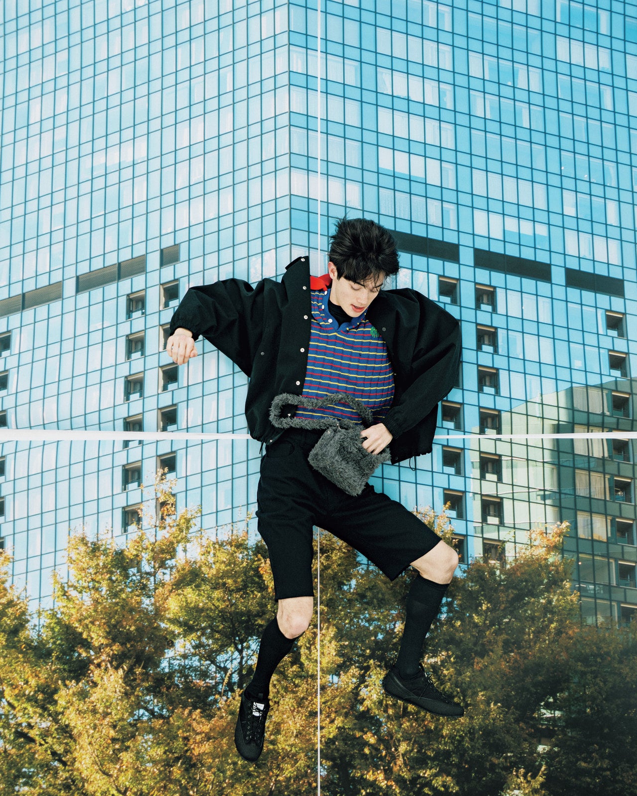 栄莉弥が着用するコウタ グシケンのバッグ