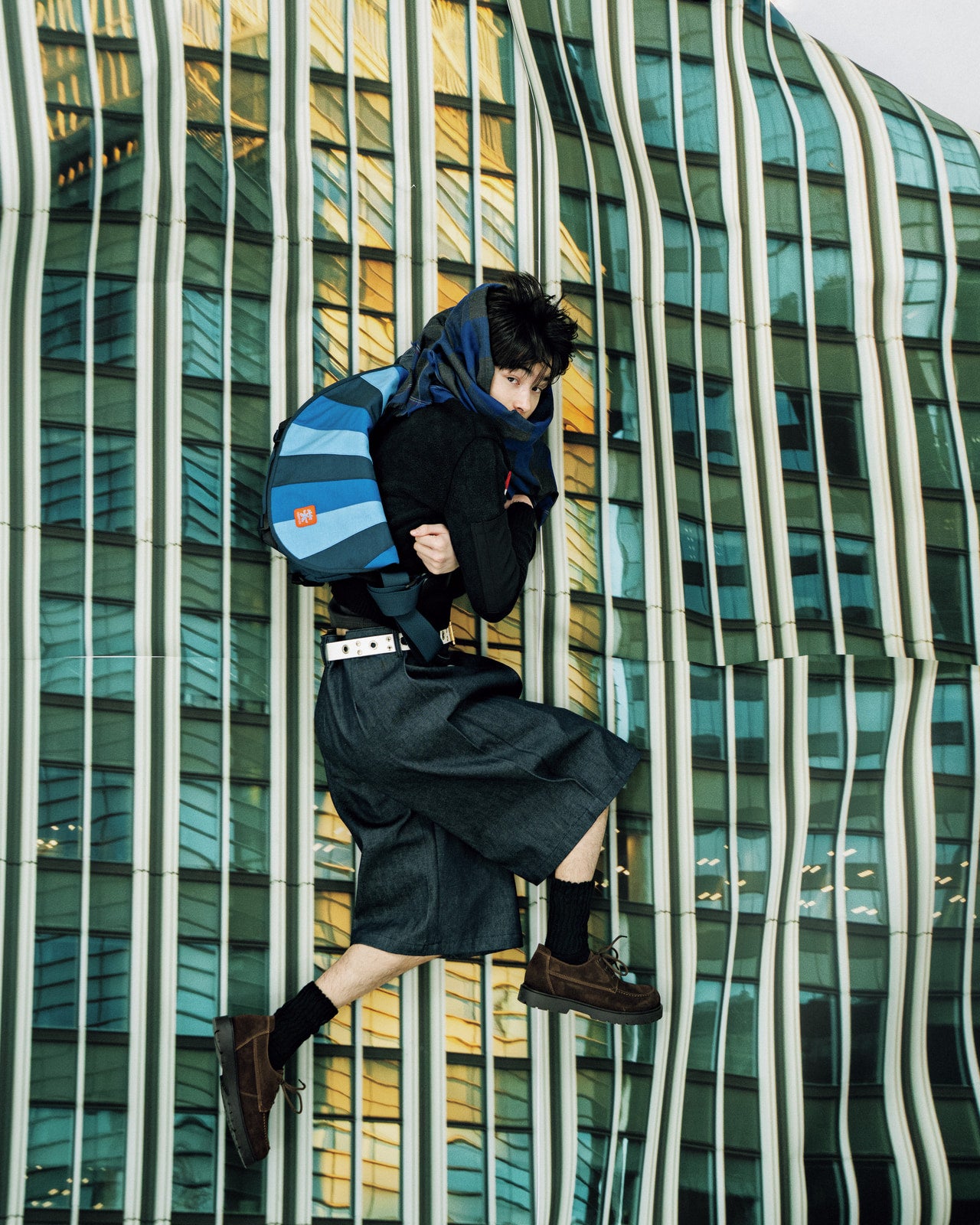 栄莉弥が着用するクランプラーのバッグ