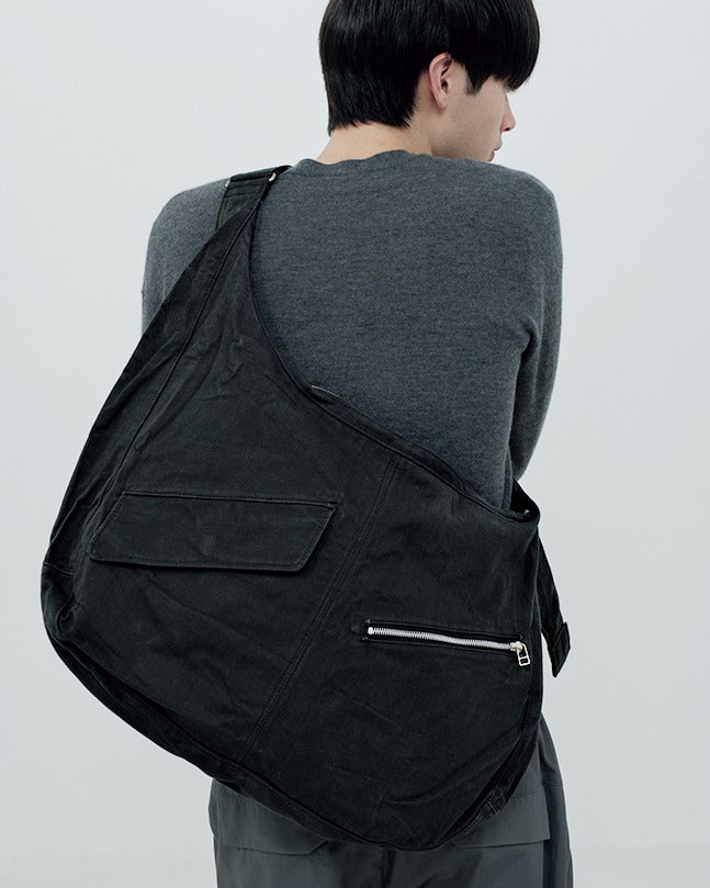 栄莉弥が着用するアントワートのバッグ