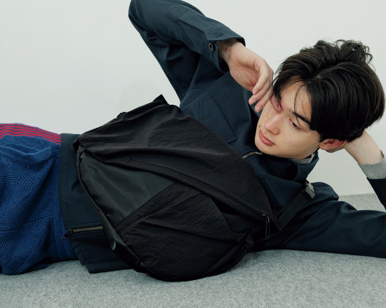 栄莉弥が着用するダン ジーのバッグ