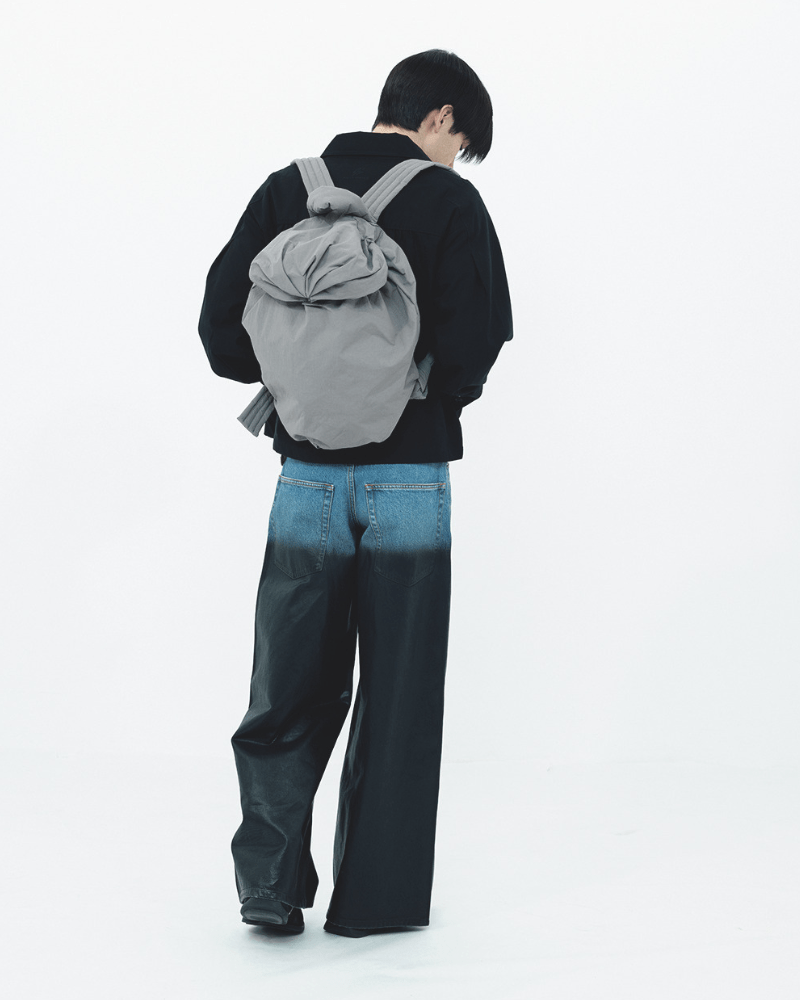 栄莉弥が着用するグッド グッズ イッセイ ミヤケのバックパック