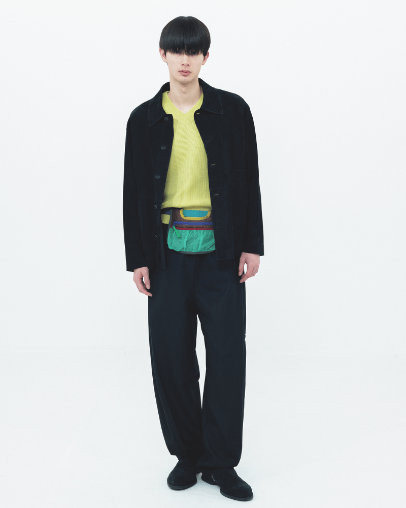 栄莉弥が着用するカラーのウエストポーチ