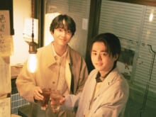 鈴木仁と鈴鹿央士が三軒茶屋のNEO居酒屋でサシ飲み！　連載『何話す？』のWEB限定アザーカット公開