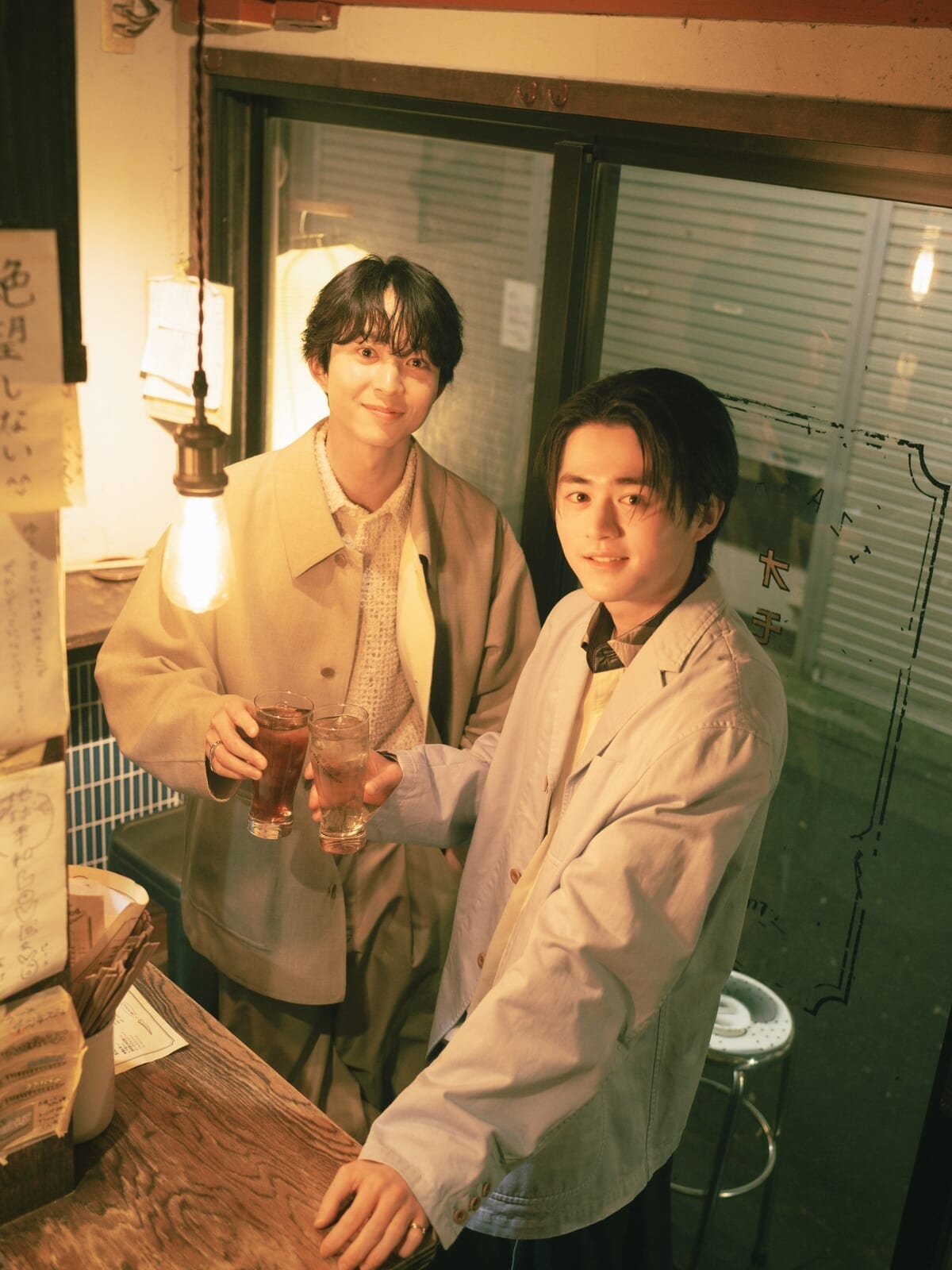 居酒屋カウンターの鈴鹿央士・鈴木仁