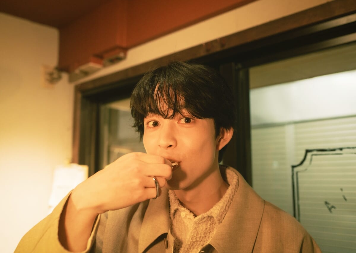 クラッカーを食べる鈴木仁