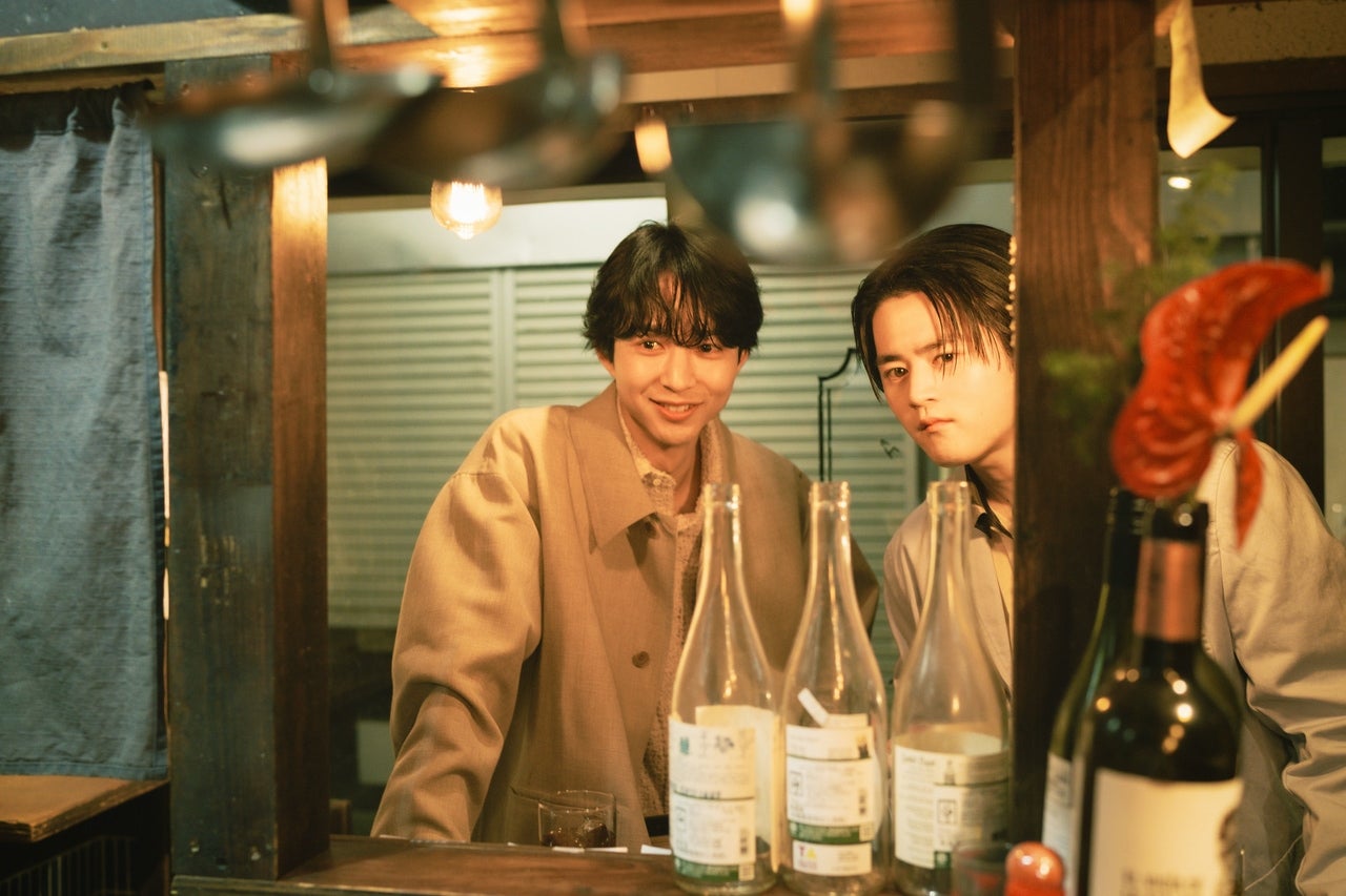 カウンターの様子をのぞき込む鈴鹿央士・鈴木仁