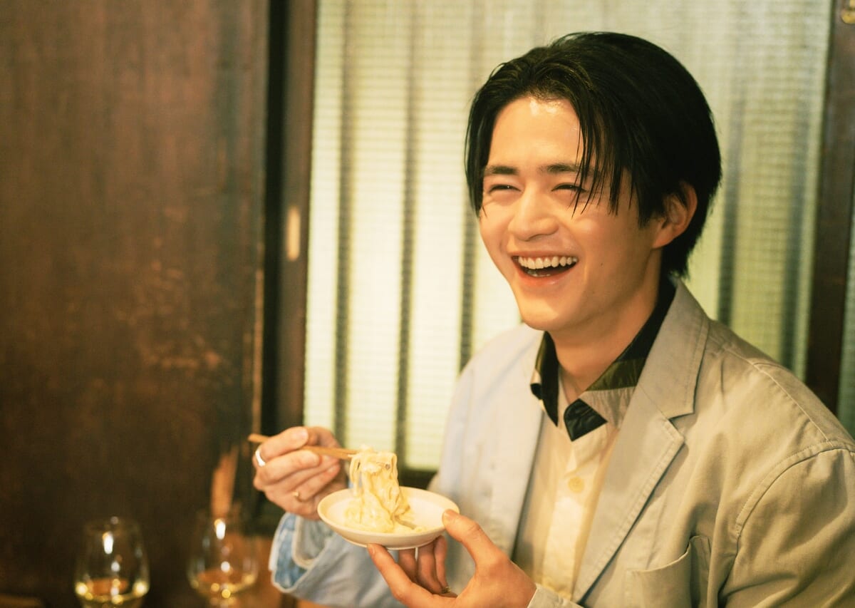 パスタを食べる鈴鹿央士