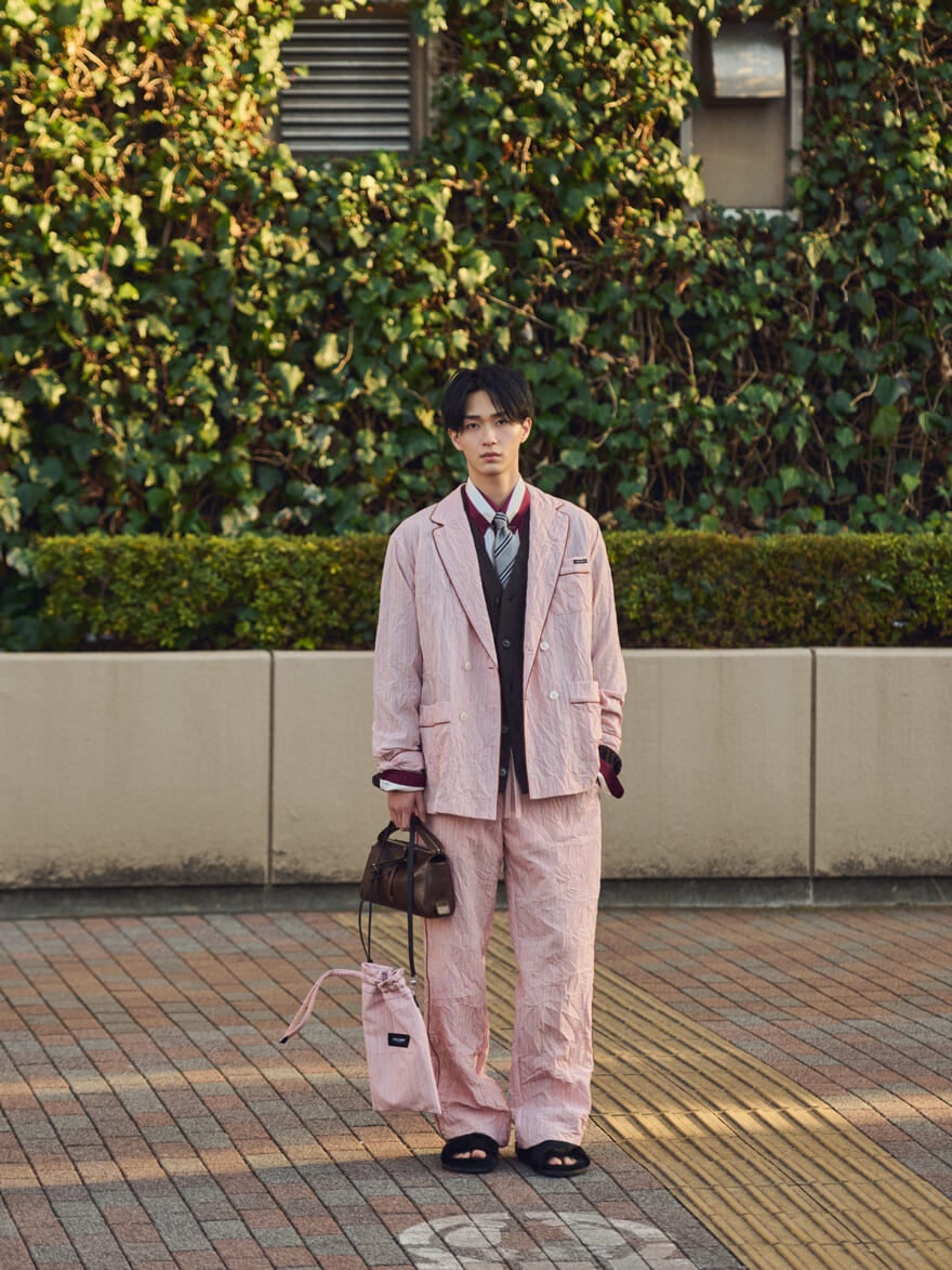 ドルチェ＆ガッバーナの2026年春夏コレクションから、メンズセットアップを着用する野村康太１