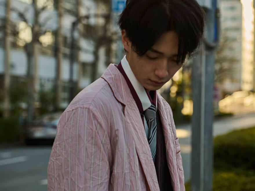 ドルチェ＆ガッバーナの2026年春夏コレクションから、メンズセットアップを着用する野村康太２