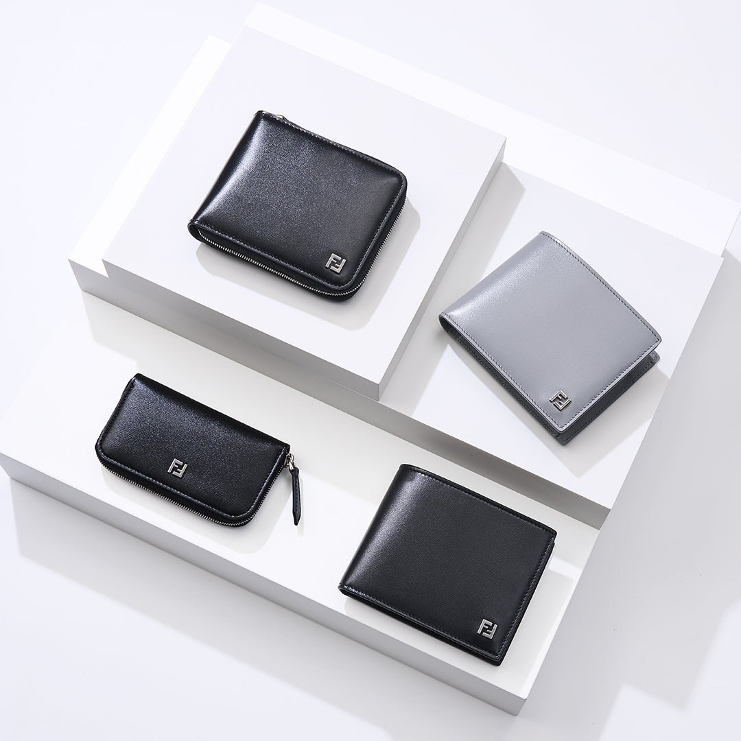 「FF スクエア」ジップ付き二つ折りウォレット ¥107,800 「FF スクエア」二つ折りウォレット ¥75,900 「FF スクエア」ジップ付きミニウォレット ¥107,800