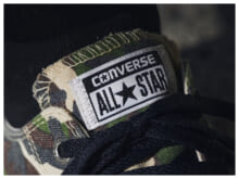 「コンバース」の大人な迷彩が最高に使える。シンプルスタイルのアクセントに！【おしゃれな人はメジャーブランドの愛用スニーカーをどう履く？Vol.143】