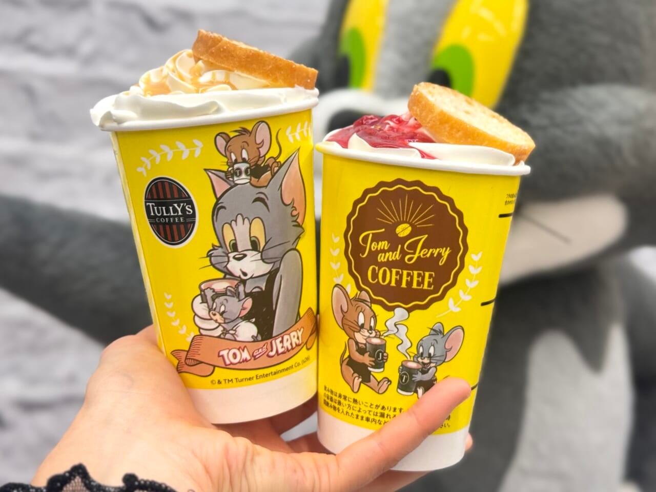 タリーズ&times;トムとジェリー2026コラボドリンク「さくさくラスクのピーナッツバターラテ」　、「＆TEA さくさくラスクのストロベリーロイヤルミルクティー」トッピング手持ち