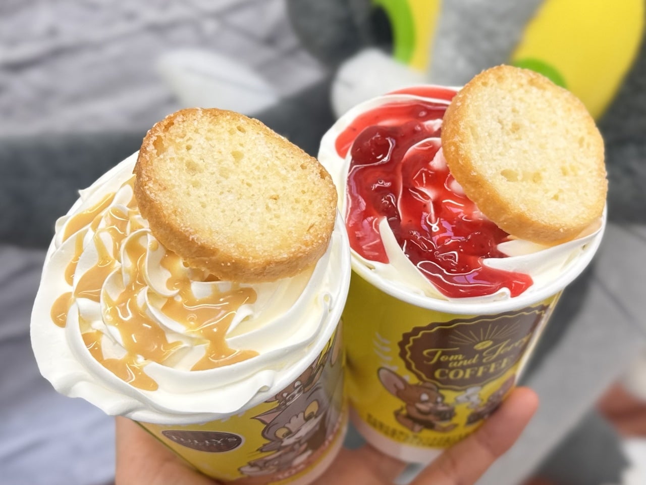 タリーズ&times;トムとジェリー2026コラボドリンク「さくさくラスクのピーナッツバターラテ」　、「＆TEA さくさくラスクのストロベリーロイヤルミルクティー」トッピング