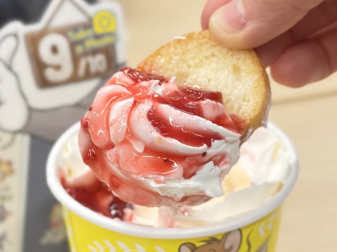 タリーズ&times;トムとジェリー2026メニュー「＆TEA さくさくラスクのストロベリーロイヤルミルクティー」