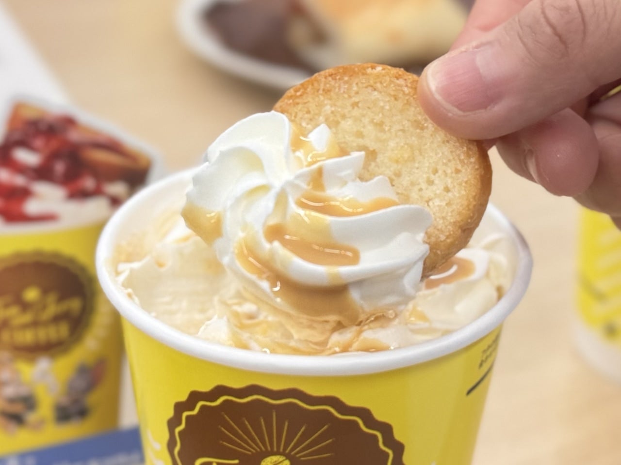 タリーズ&times;トムとジェリードリンクメニュー「さくさくラスクのピーナッツバターラテ」　