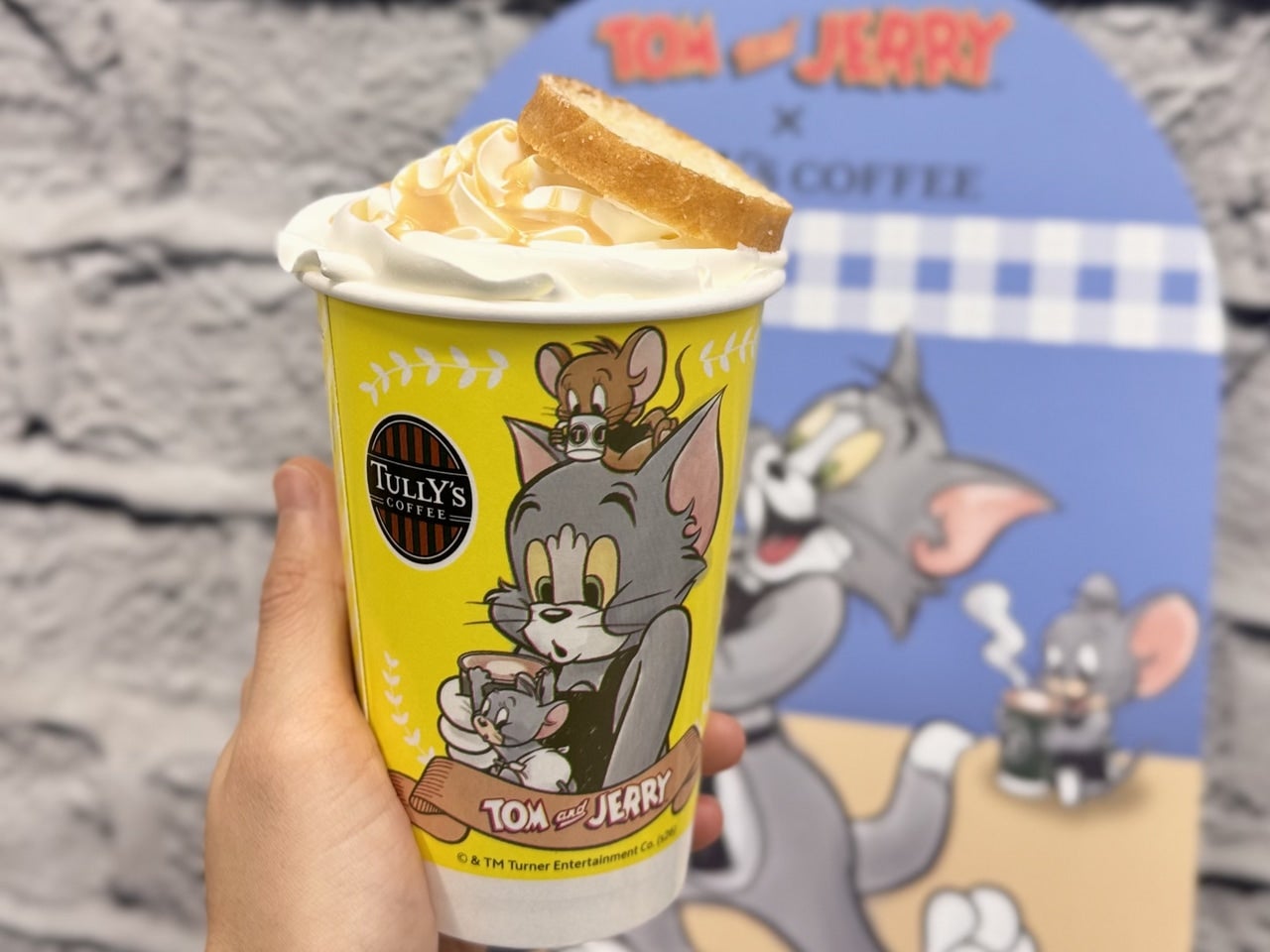 タリーズ&times;トムとジェリー２０２６コラボメニュー「さくさくラスクのピーナッツバターラテ」　