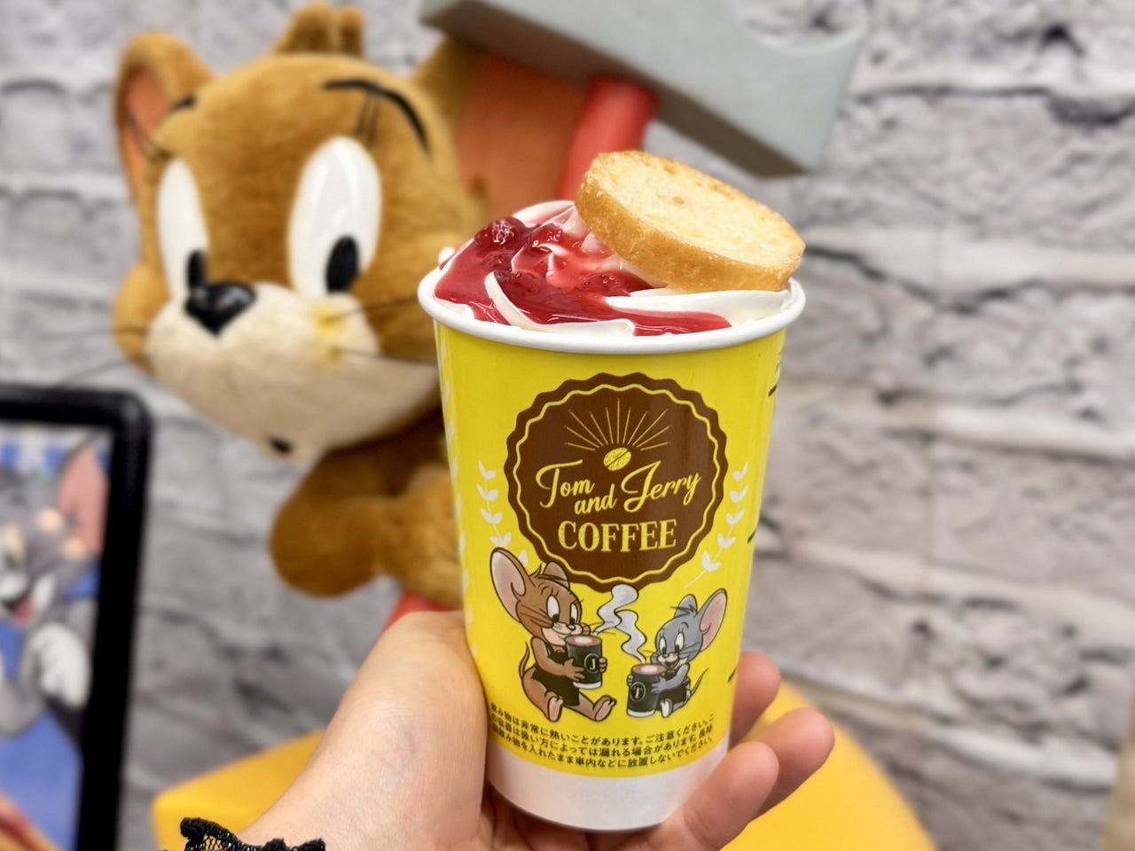タリーズ&times;トムとジェリー2026メニュー「＆TEA さくさくラスクのストロベリーロイヤルミルクティー」