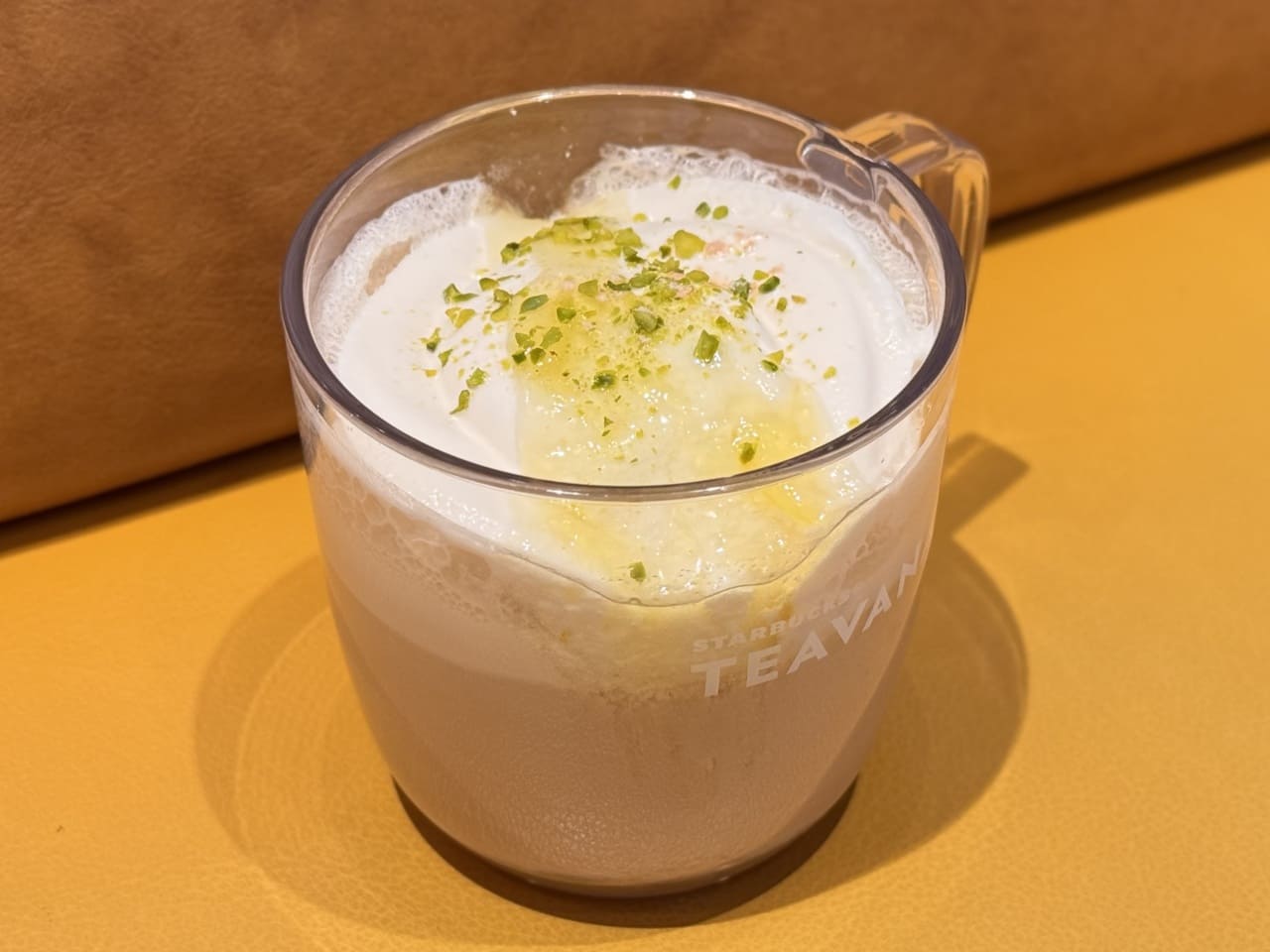 スタバ店舗限定メニュー「アールグレイ ハニーレモン ムース ティー ラテ」ホット