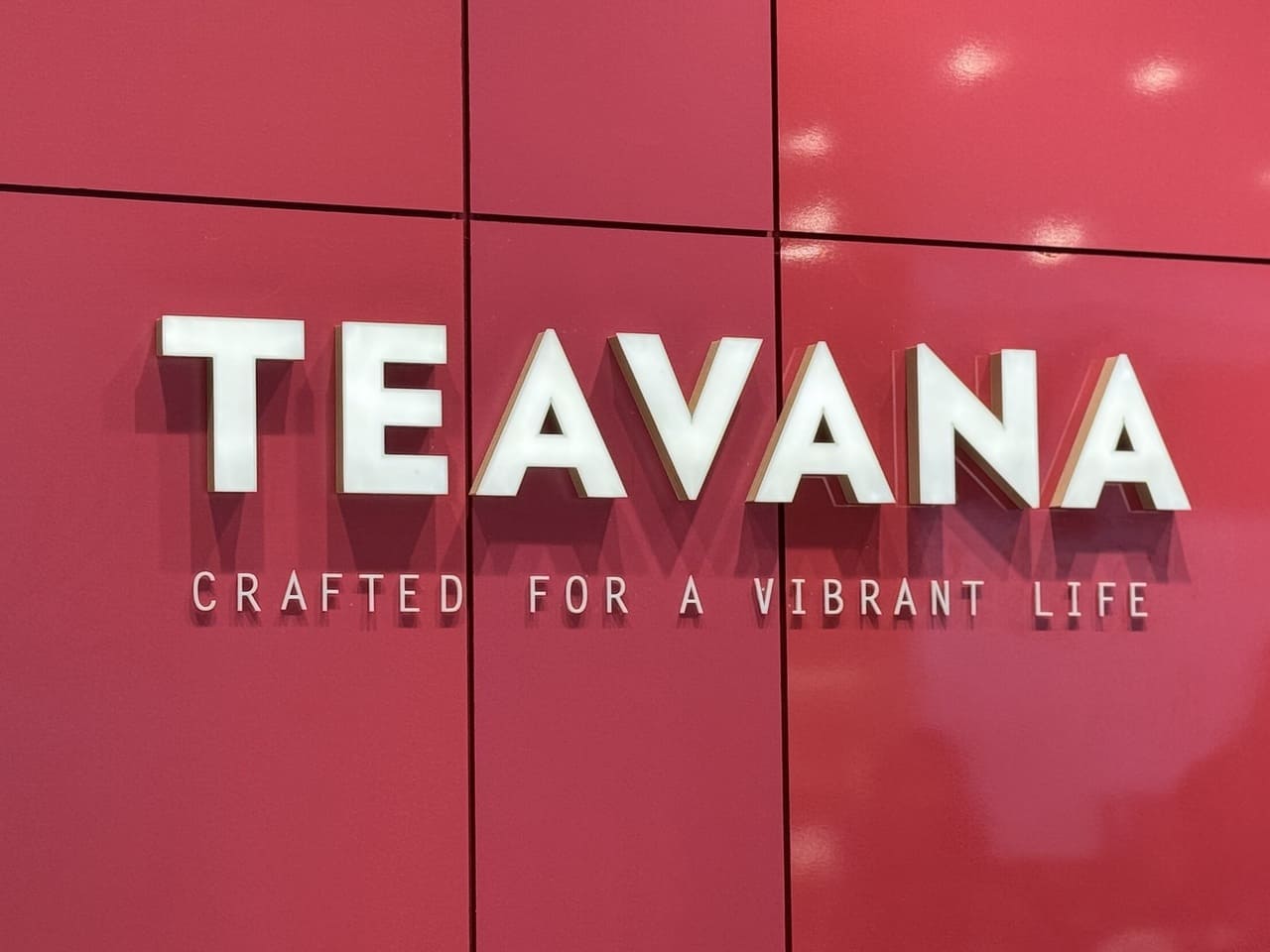 スタバのティー専門店、ティバーナ看板