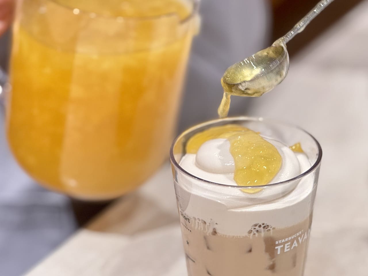 【新作】「スタバ」の隠れ名品が想像以上にウマい。ハニー×レモンの限定ティーラテを売り切れ前にレビュー！