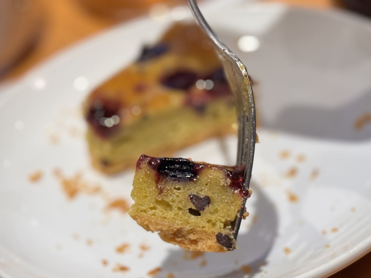 スタバ店舗限定メニュー「トルタ ピスタチオ&ベリー」断面