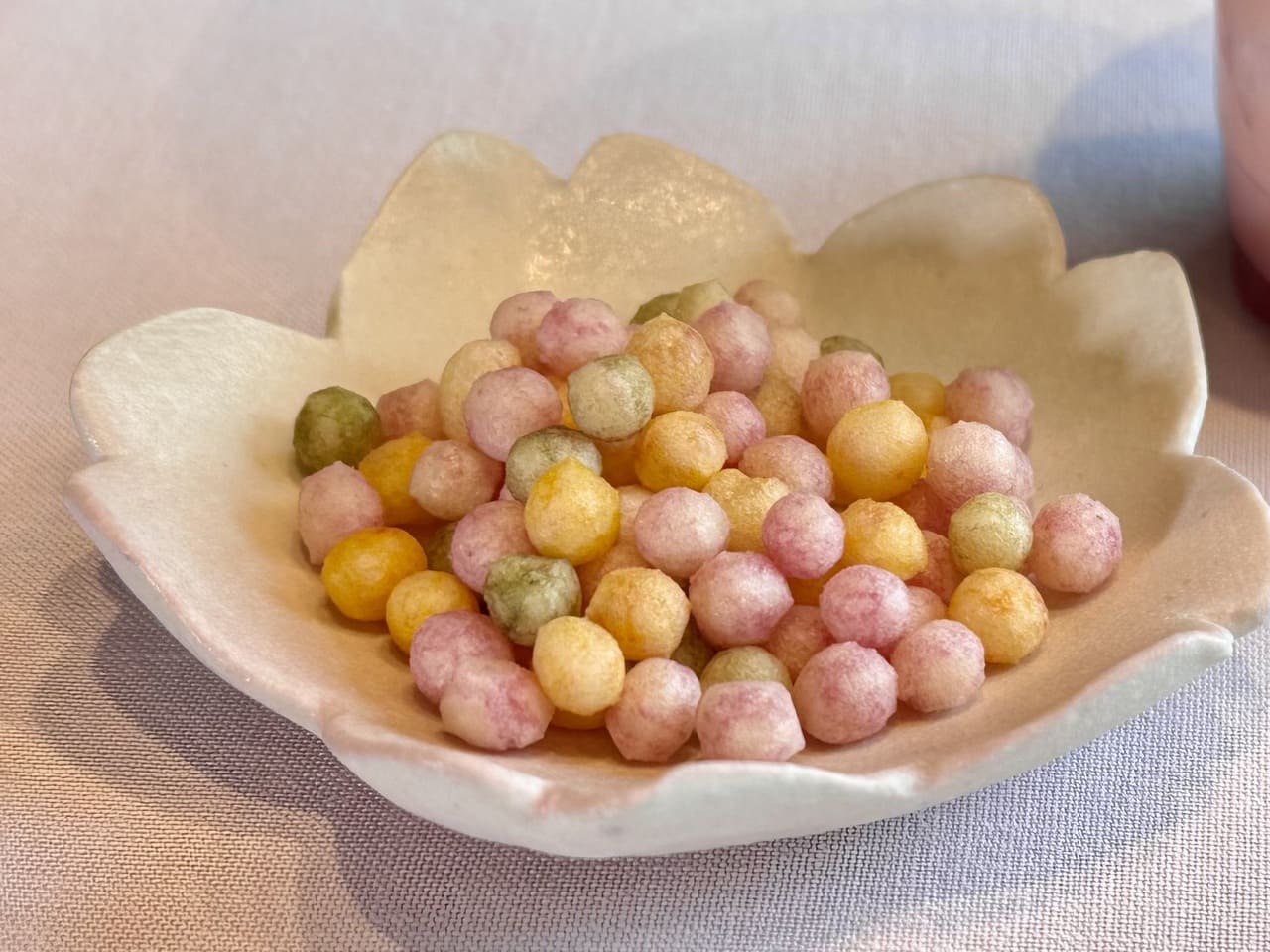 スタバ新作「ひなまつり フラペチーノ&reg; ショートサイズ」トッピングのおいりアップ