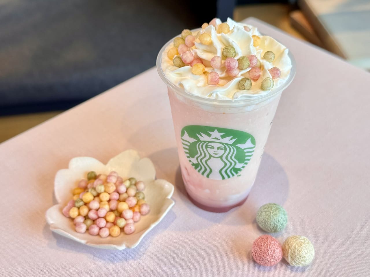 【スタバ新作 レポ】SAKURA おいりのせ「ひなまつり フラペチーノ® ショートサイズ」登場！ 先行販売も実施されるぞ