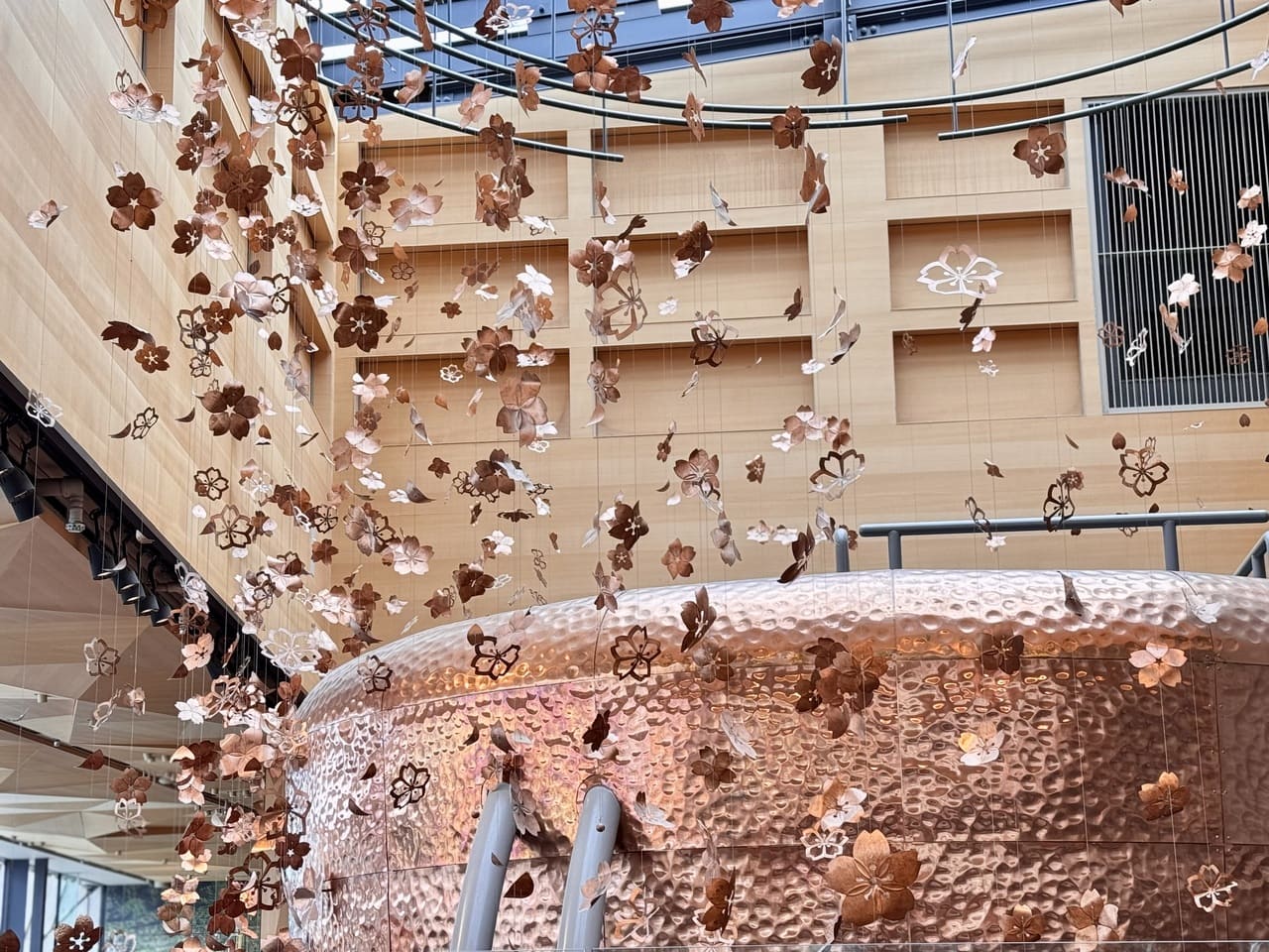 スタバ中目黒「ロースタリー東京」内観。桜キャスク。