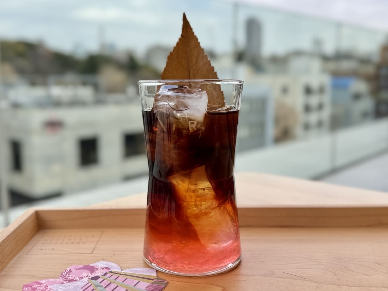 スタバ中目黒桜メニュー2026オススメ「さくら バレルエイジド コールド ブリュー」全体