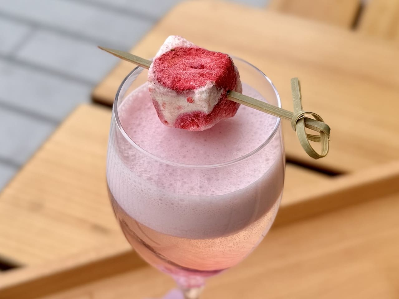 スタバ中目黒 桜メニュー2026オススメ「桜 アリュール ストロベリー フィズ(ノンアルコール)」天面