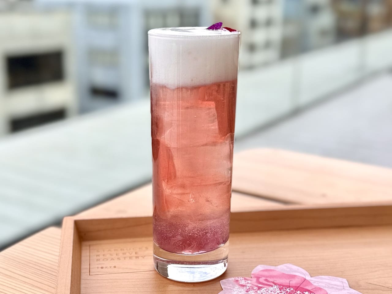 スタバ中目黒 桜メニュー2026オススメ「夕桜 アリュール ピーチ ティー」全体