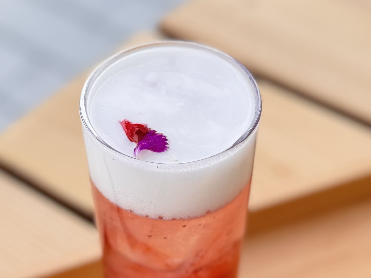 スタバ中目黒 桜メニュー2026オススメ「夕桜 アリュール ピーチ ティー」天面