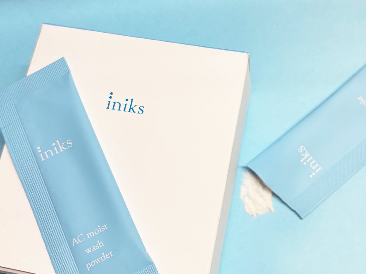エディターが愛用するイニクスの洗顔／ACモイスト&nbsp;ウォッシュ パウダー　箱と中身