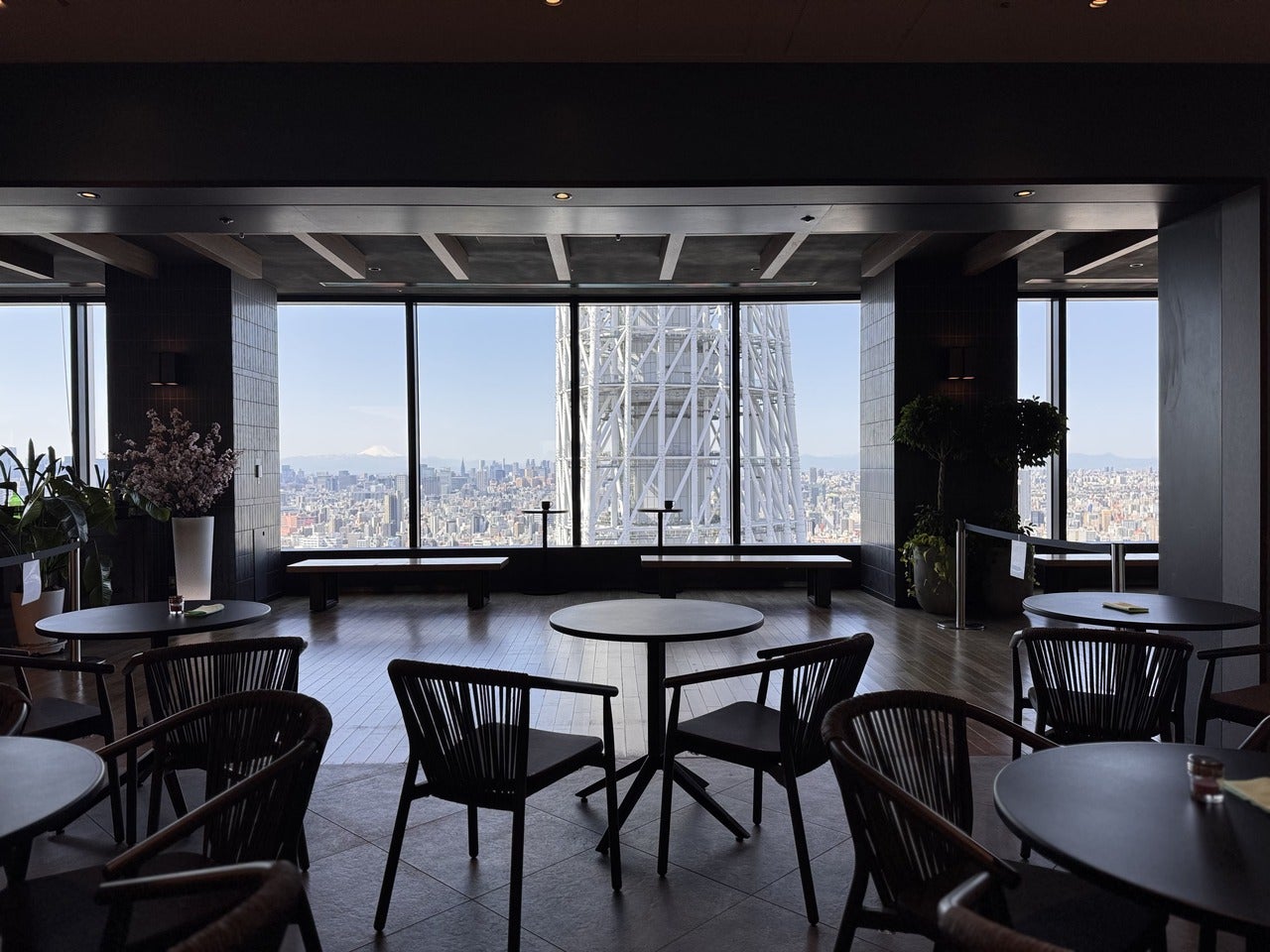 日本一高いスタバ 東京スカイツリータウン30F店席の様子 テーブル席