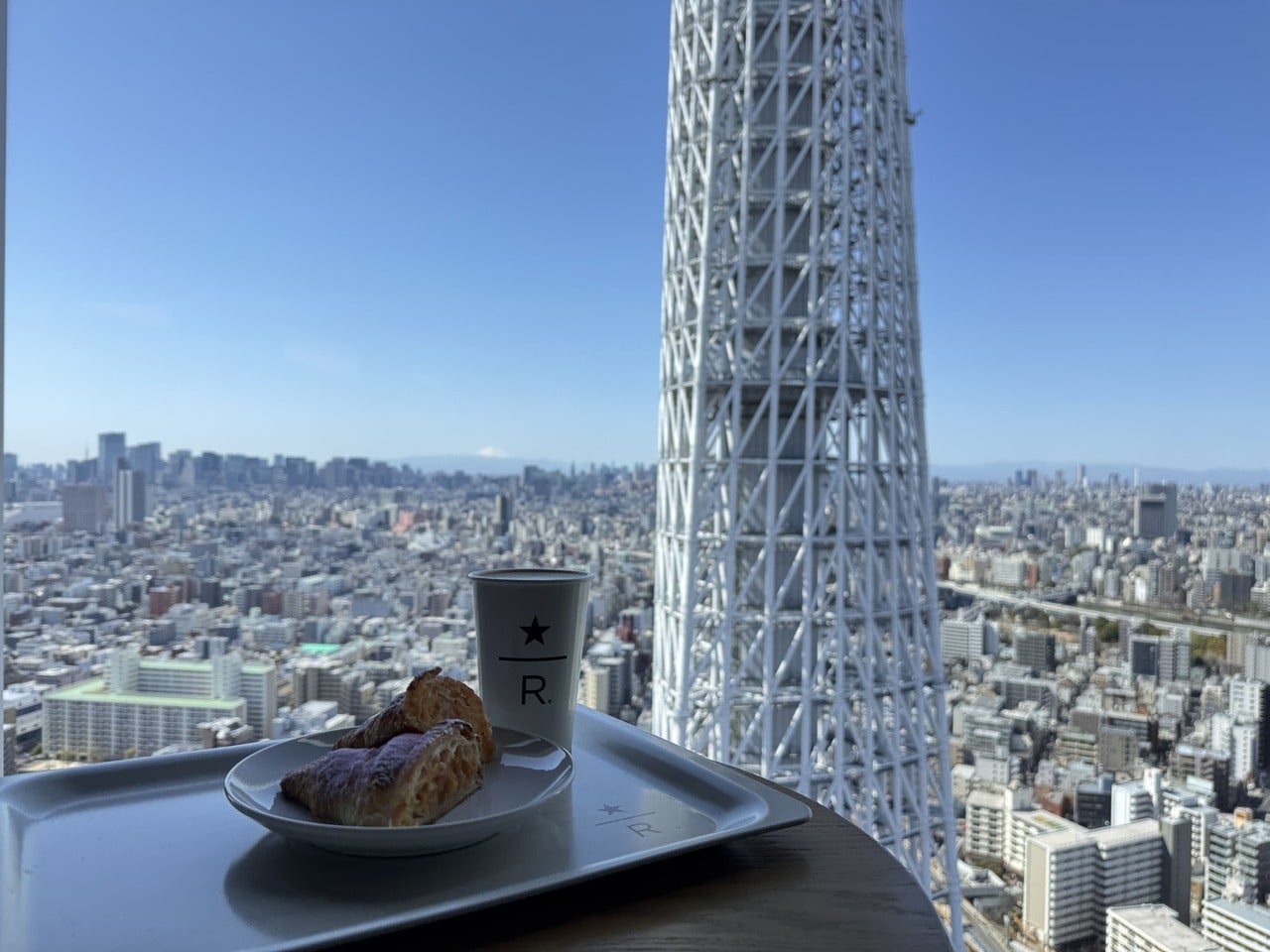『スターバックス リザーブ&reg; カフェ東京スカイツリータウン30F店』からの眺めと商品