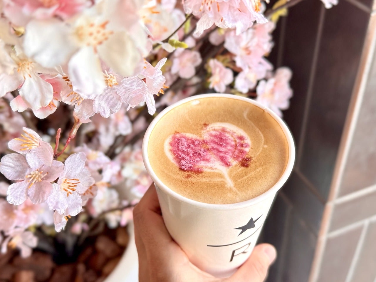 春限定コーヒーディスカバリーカウンター「サクラブルーミングパウダー」を振りかけたスタバ リザーブカフェ定番メニュー『クラシック ダブル トール ラテ』