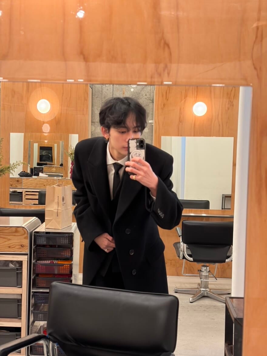 鏡に自分を映す、スーツ姿のメンズノンノモデル松井大奈