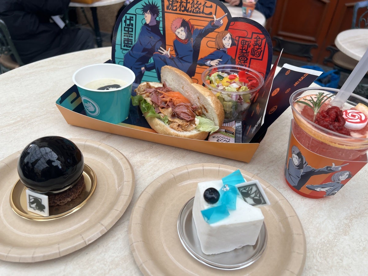 上：呪術高専1年ズのサンドウィッチセット&yen;2,100 右：呪術高専のグレープフルーツ・レモネード&yen;800 左下：夏油 傑のムース〜チョコレート&オレンジ〜 &yen;1,000 右下：五条 悟のムース〜ヨーグルト&ブルーベリー〜 &yen;1,000