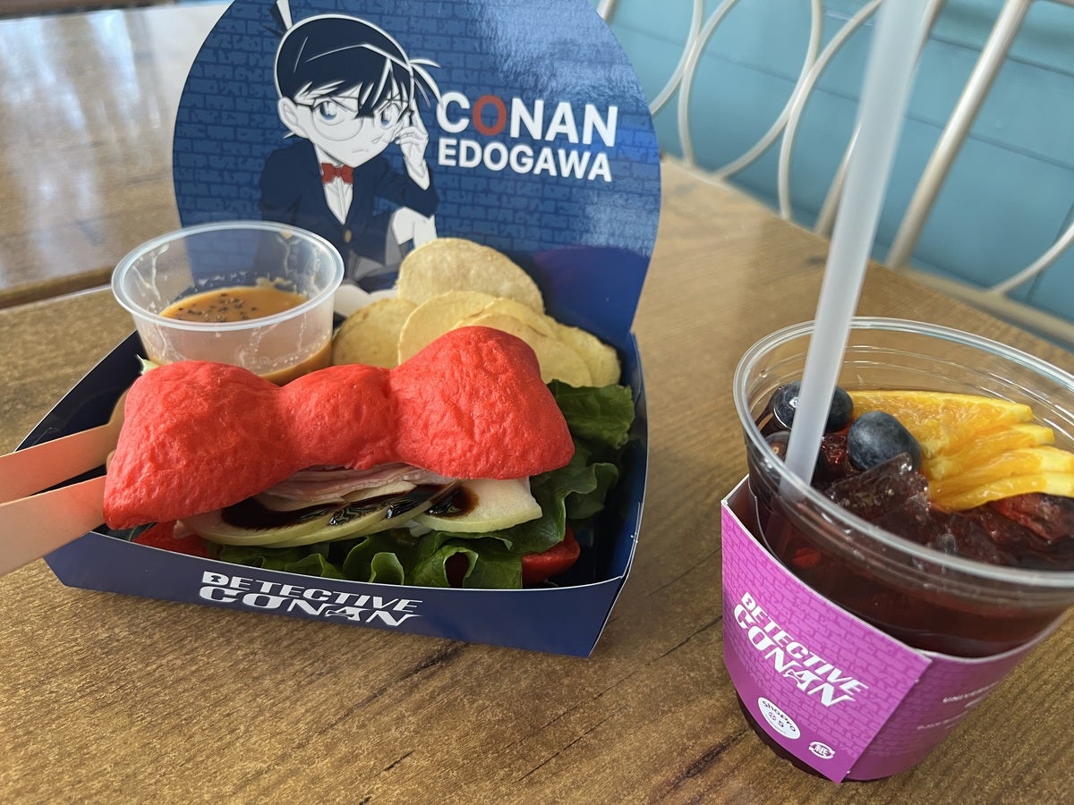 左：蝶ネクタイ型サンドウィッチ ボックス &yen;1,500 右：フルーツサングリアティー&シェリービネガー&yen;800