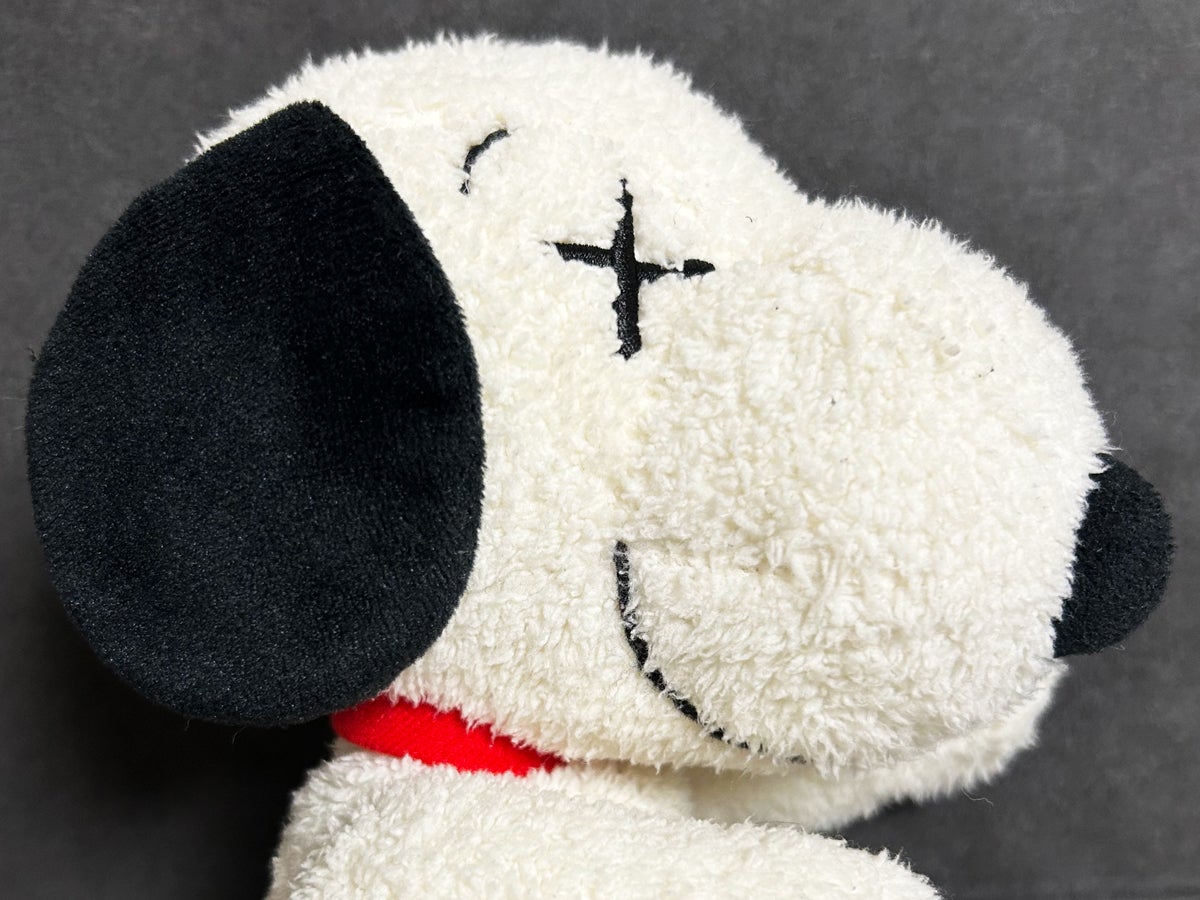 ユニクロ&times;KAWS&times;ピーナッツのスヌーピーぬいぐるみ
