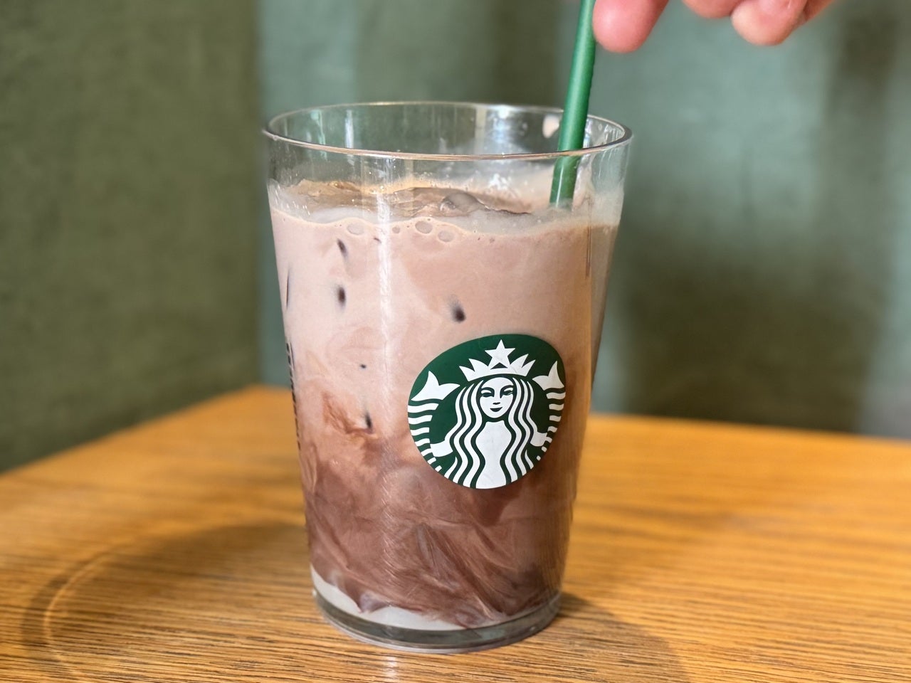スタバ新作「スイート ミルク チョコレート」ストローで混ぜている様子