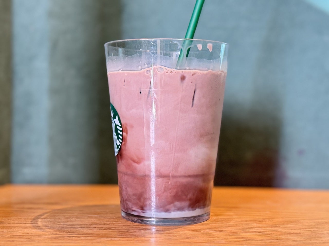 スタバ新作「スイート ミルク チョコレート」横から