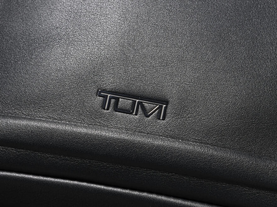 シンプルでいて、差がつく。今選ぶべきスマートを極めた「トゥミ」の本格派な黒バックパック。[TUMI]