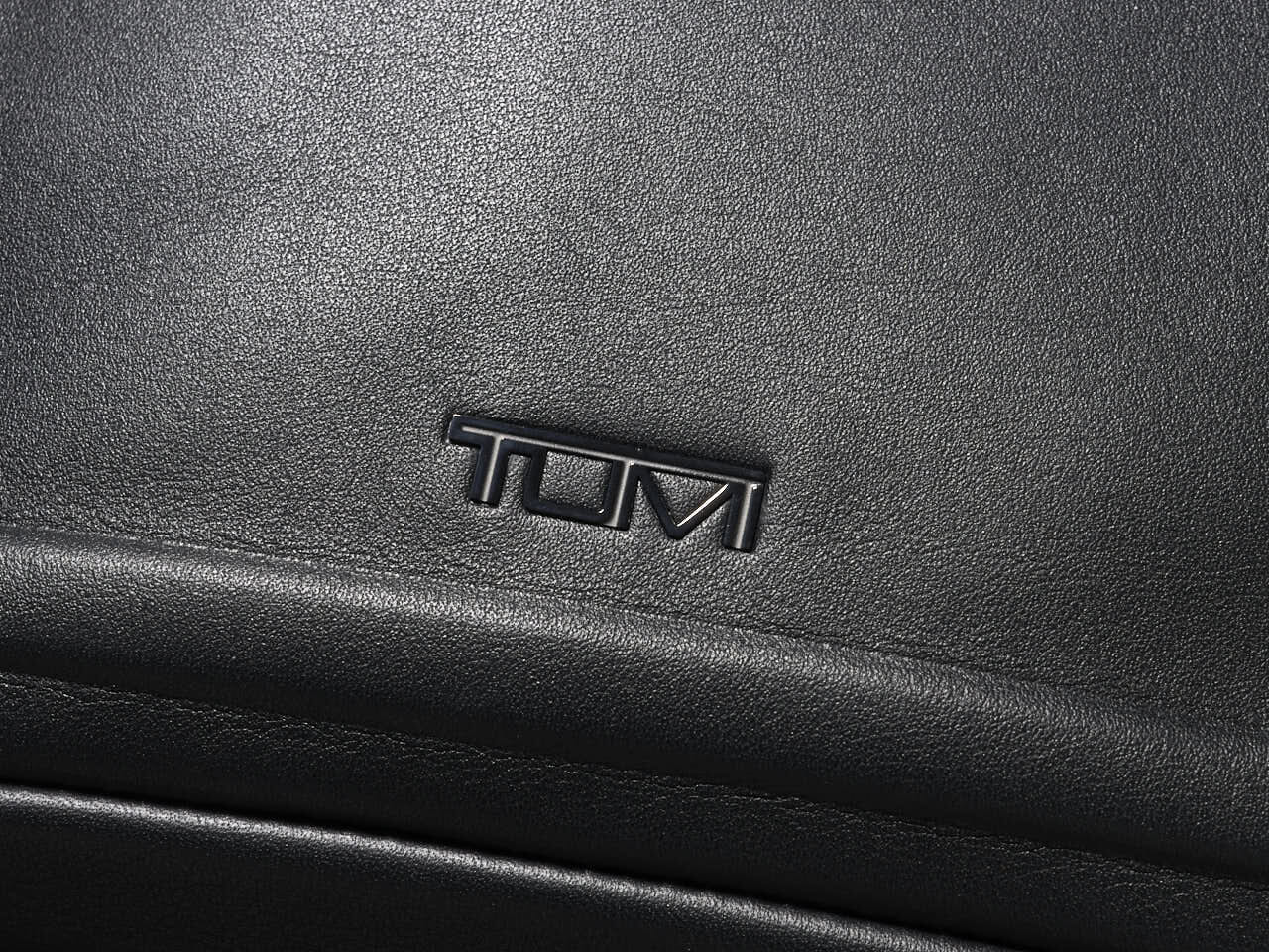 シンプルでいて、差がつく。今選ぶべきスマートを極めた「トゥミ」の本格派な黒バックパック。[TUMI]